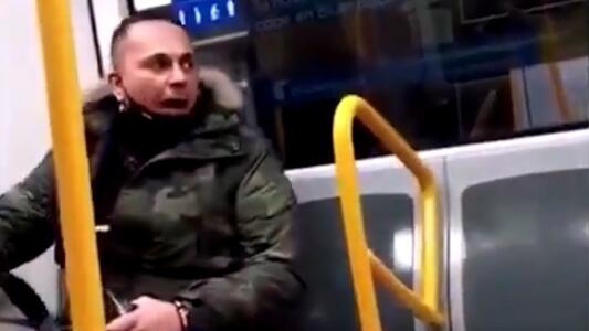 “Soy una basura”: explotó en insultos racistas en pleno metro y luego, entre lágrimas, se disculpa